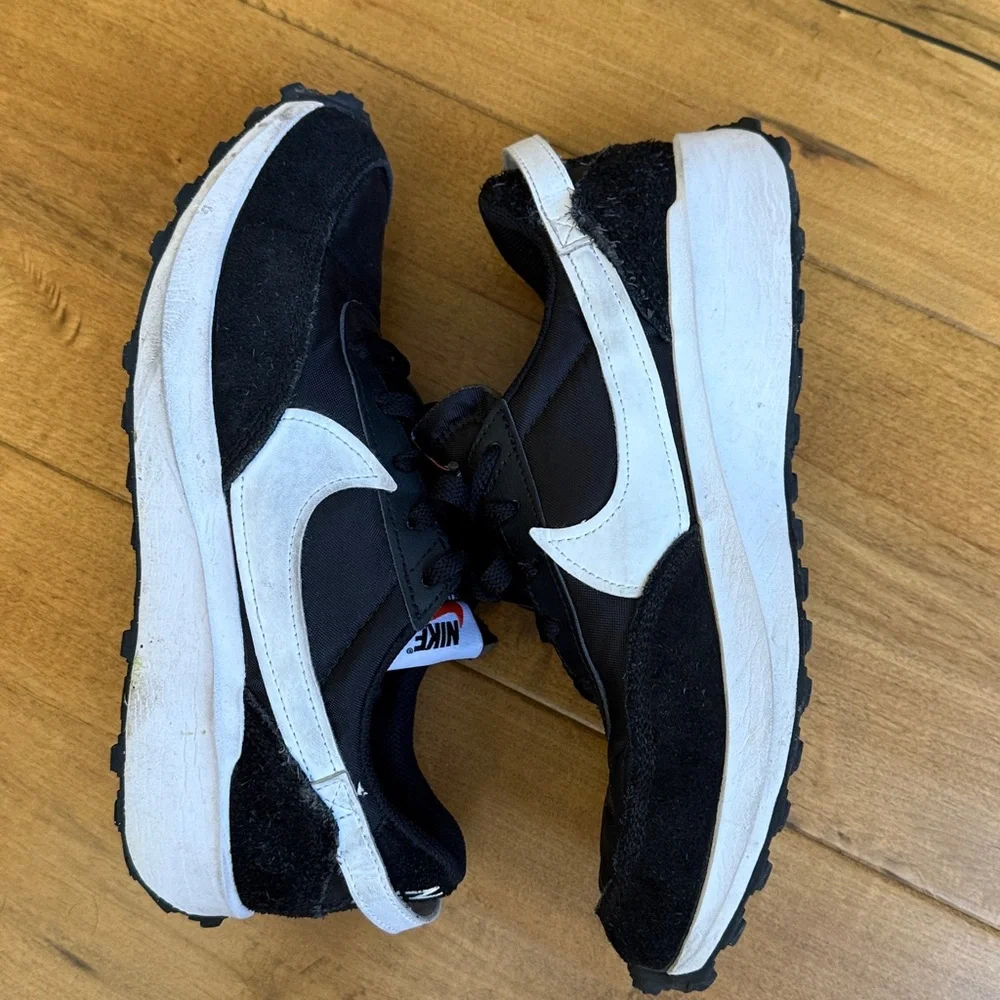 WOMEN'S NIKE WAFFLE DEBUT SNEAKERS- 9 - Picture 6 of 8